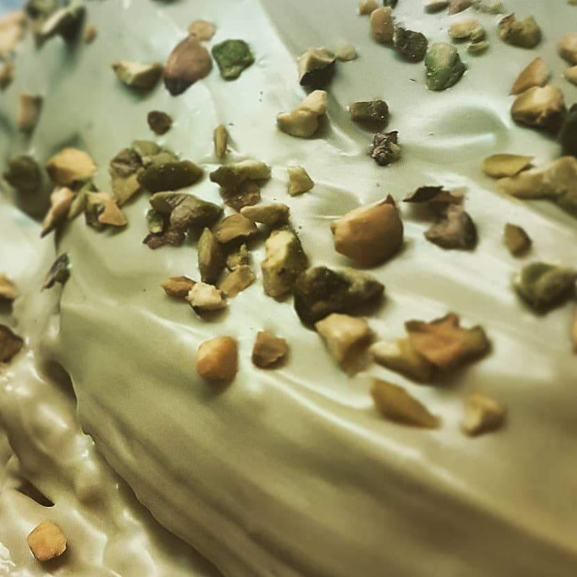 Colomba al pistacchio, mandorle e cioccolato